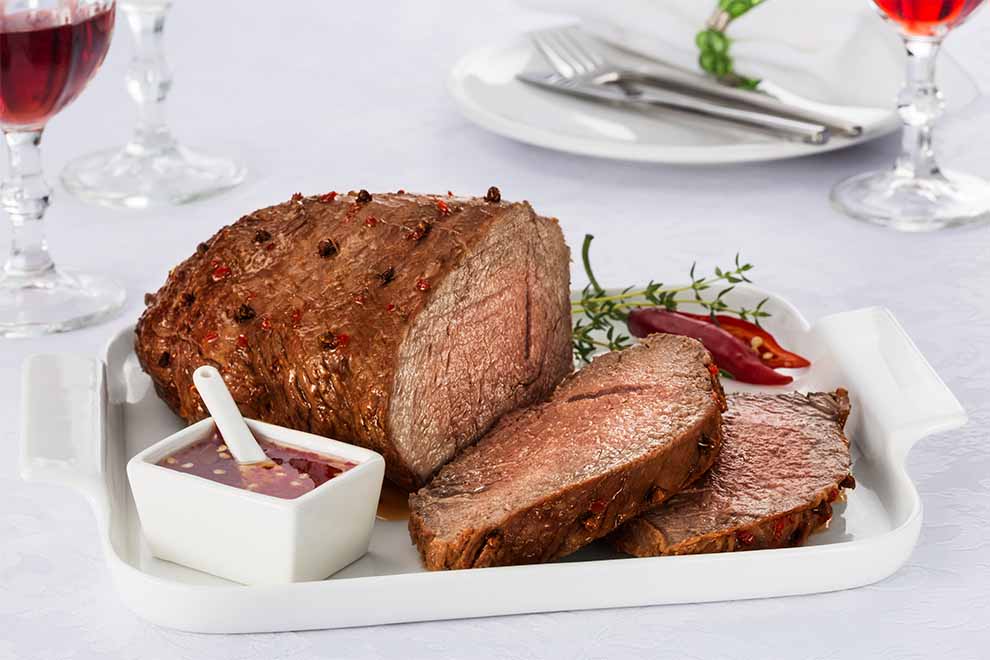 Carne assada suculenta com molho em prato