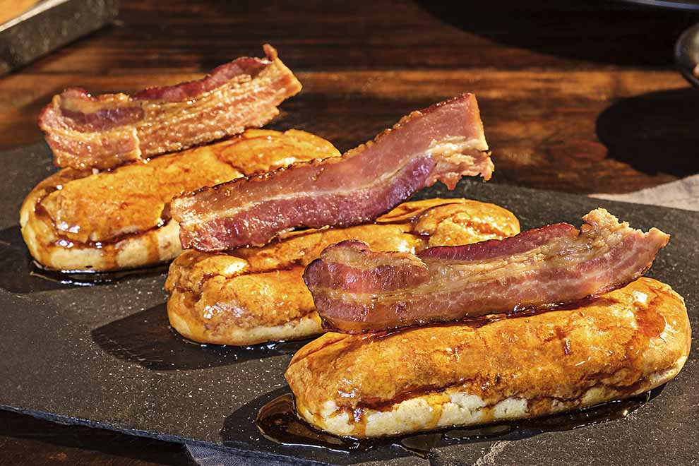 Panqueca com bacon crocante e mel