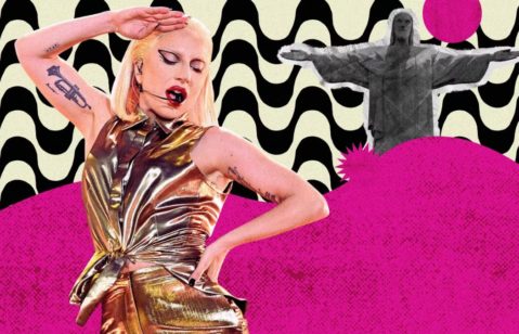 Uma composição gráfica exibe Lady Gaga cantando com um microfone headset, vestindo uma roupa dourada. Ao fundo, o padrão do calçadão de Copacabana e o Cristo Redentor. Saiba o que Lady Gaga deve comer durante sua turnê no Brasil.