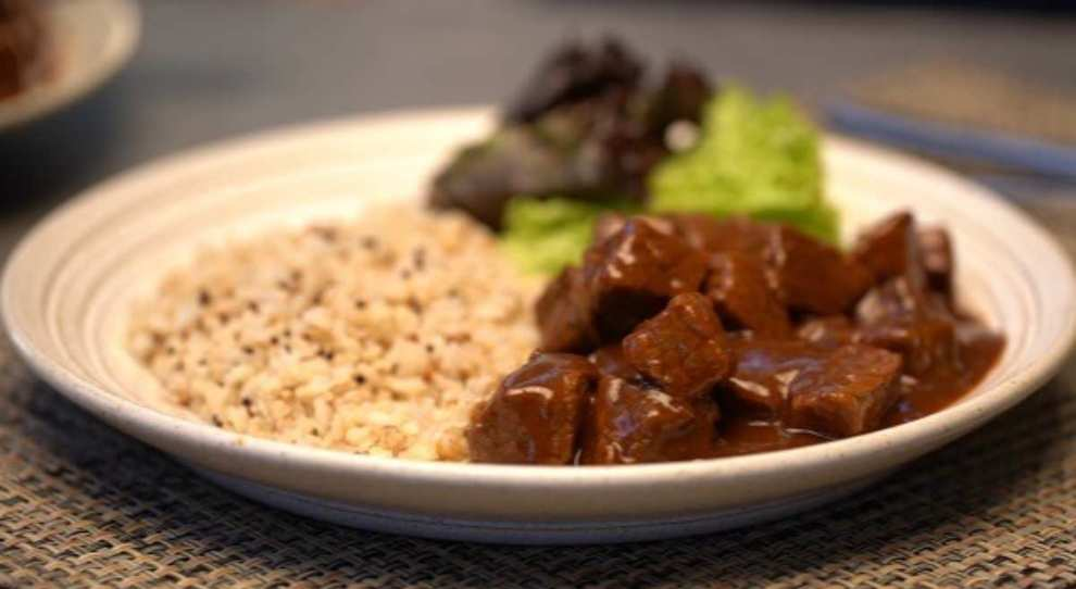 Prato com carne ao molho e arroz integral