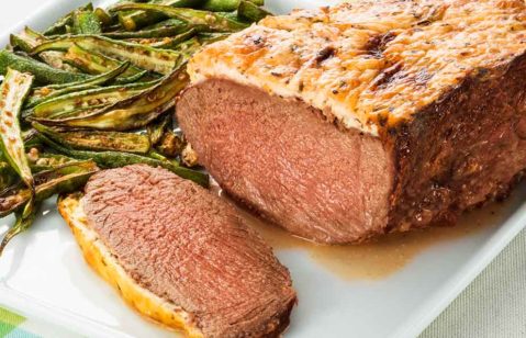 Carne assada suculenta acompanhada de quiabo grelhado.