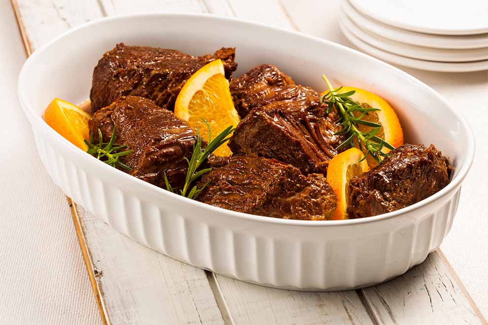 Torta de carne suculenta em prato de barro