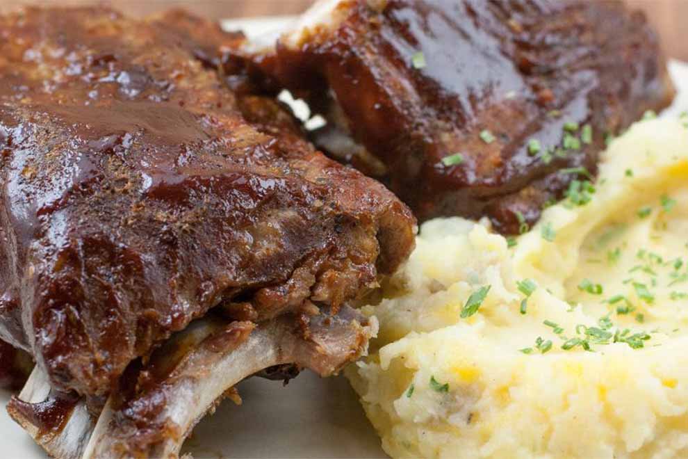 Costela assada com purê de batata cremoso