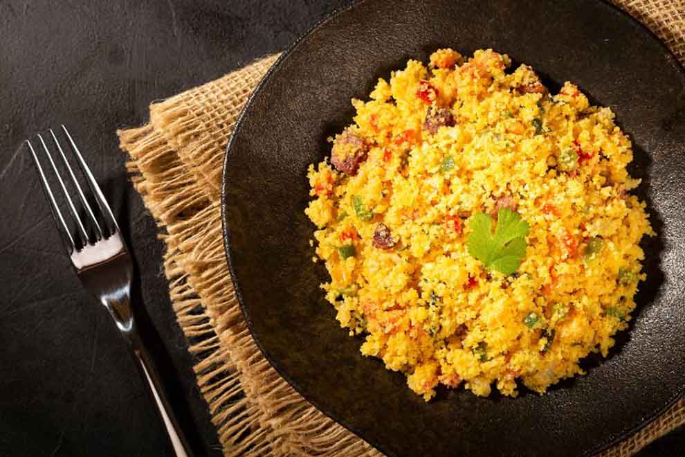 Prato de farofa colorida com legumes e temperos