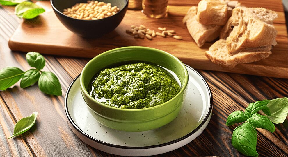 Pesto fresco feito com manjericão e pine nuts