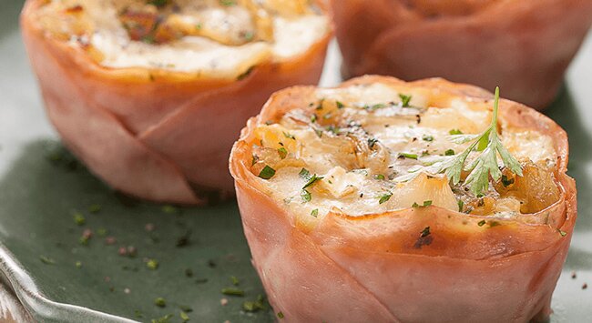 Tacinhas de presunto recheadas com legumes e queijo