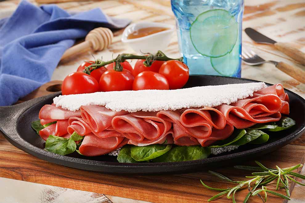 Prato de frios com tomate e espinafre fresco