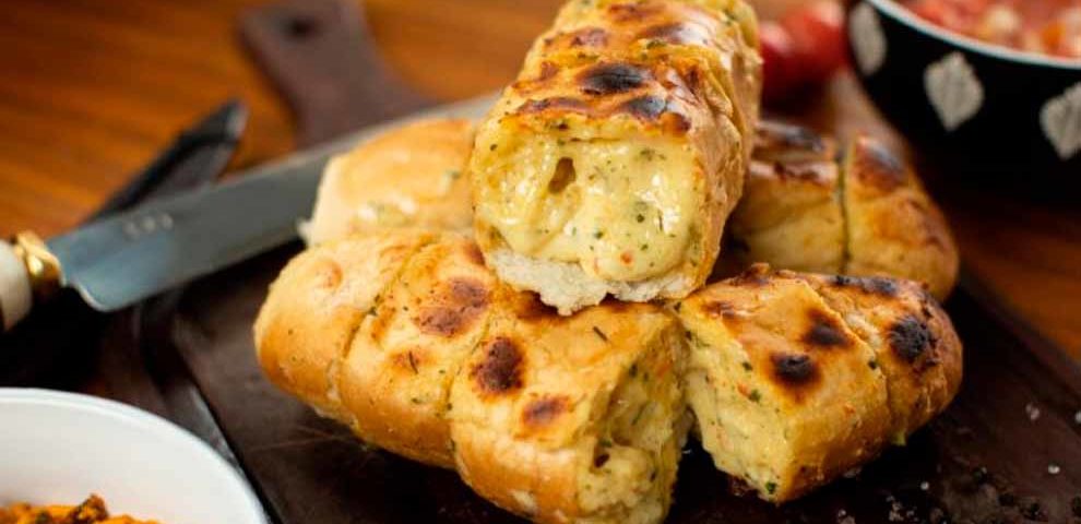 Como fazer pão de alho sem queimar: conheça 8 dicas