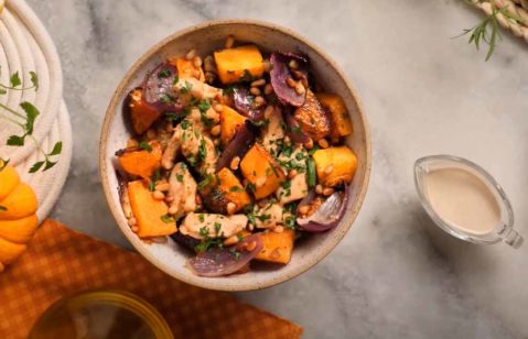 Salada de abóbora, cebola roxa e pinhões