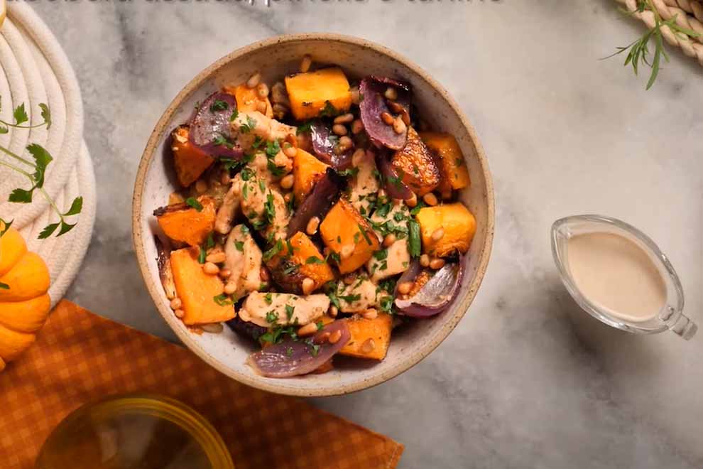 Salada de abóbora, cebola roxa e pinhões