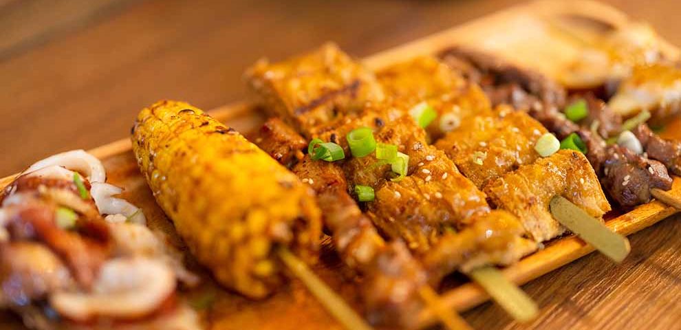O que é yakitori? Veja como fazer o espetinho asiático!