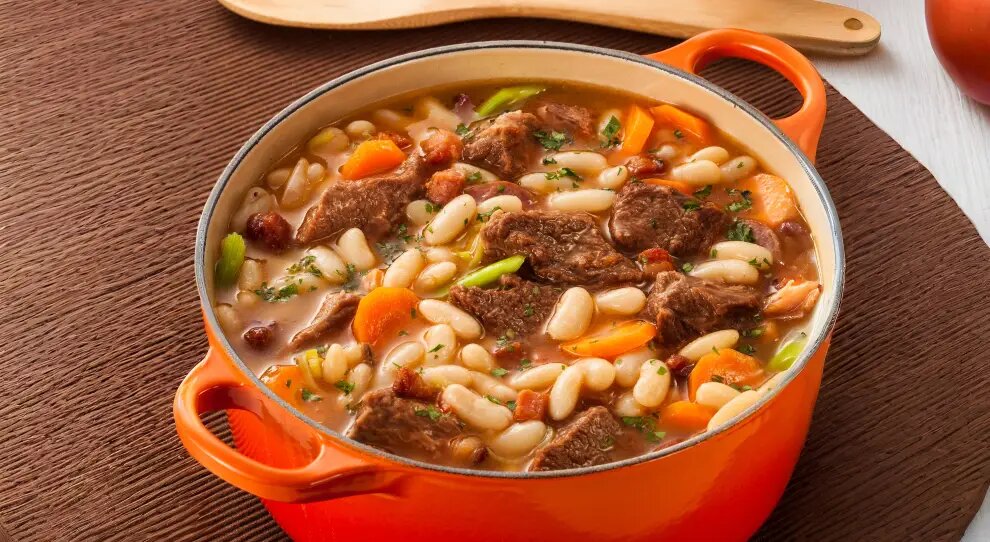 sopa caseira de carne com feijão branco e legumes