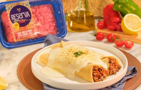 Delicioso prato de panqueca com carne e molho