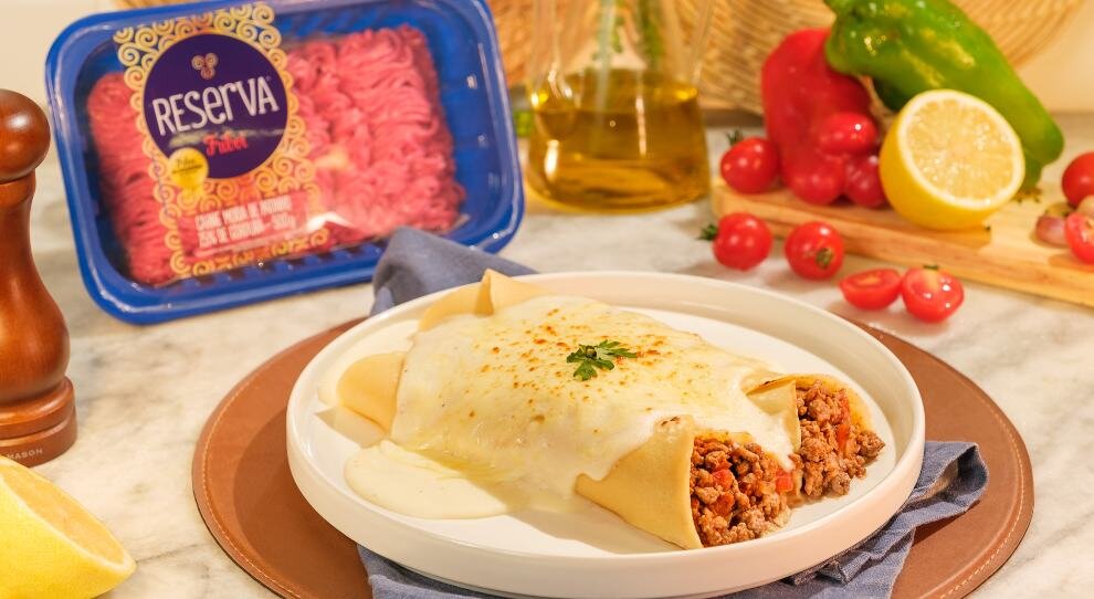 Delicioso prato de panqueca com carne e molho