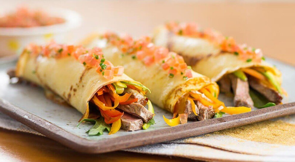 Deliciosos wraps de carne com legumes frescos