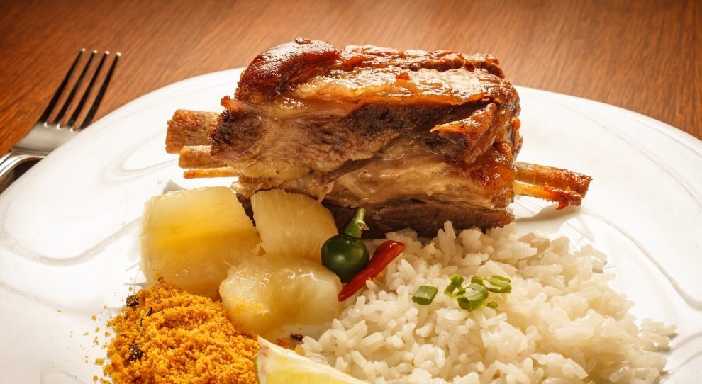 Prato de carne assada com arroz e abacaxi