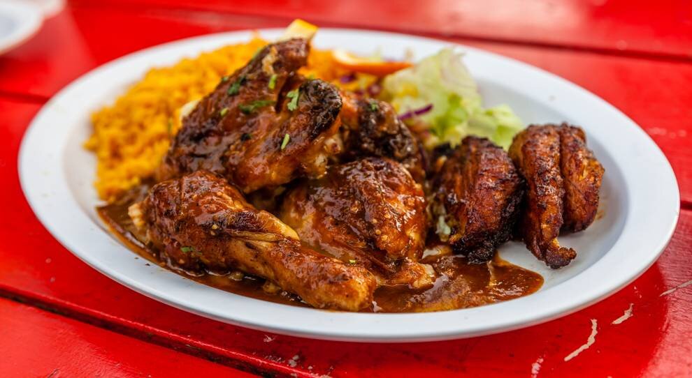 Prato de frango grelhado com arroz e salada