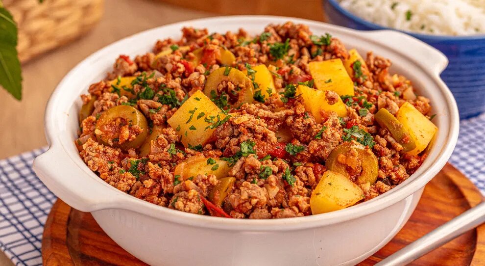 Prato de carne moída com batata e azeitonas