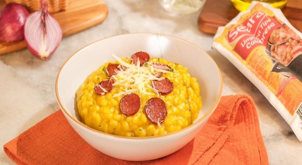Risoto de milharina com linguiça e queijo