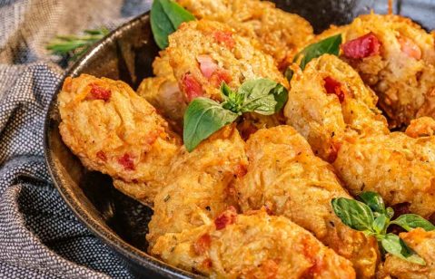 Deliciosos bolinhos de queijo com bacon