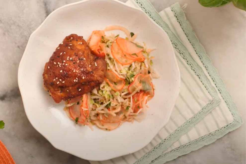 Prato de frango grelhado com salada crocante