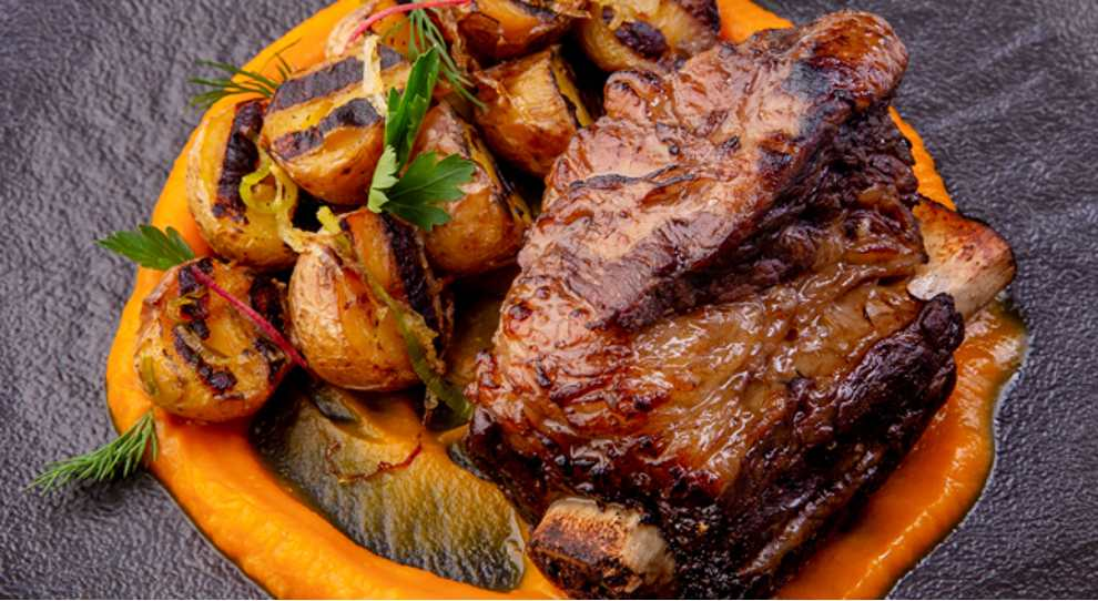 Prato gourmet com carne grelhada e legumes assados