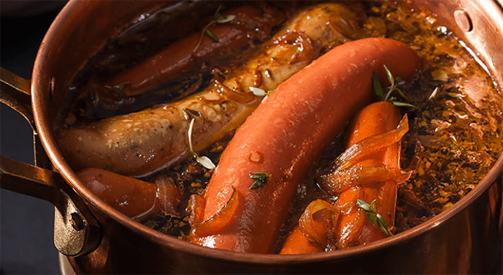 Salsichas e cenouras cozidas em molho saboroso
