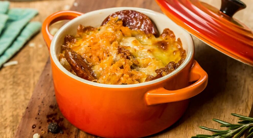 Prato de gratinado com queijo e chouriço